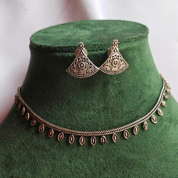 Stylish sleek neck piece