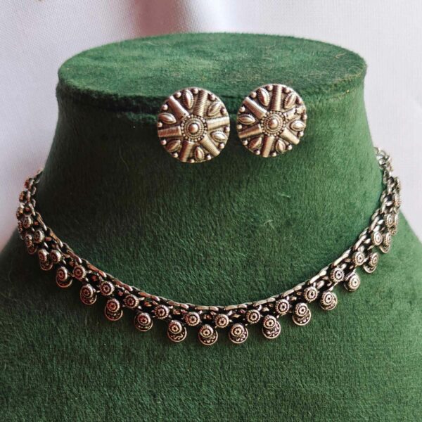 Urfi Silver neckpiece